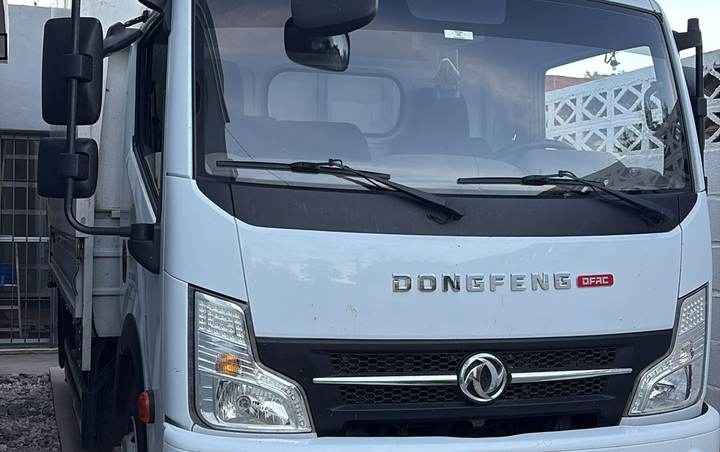 Camión Dongfeng con caja cerrada de la flota de Soluciones en Fletes