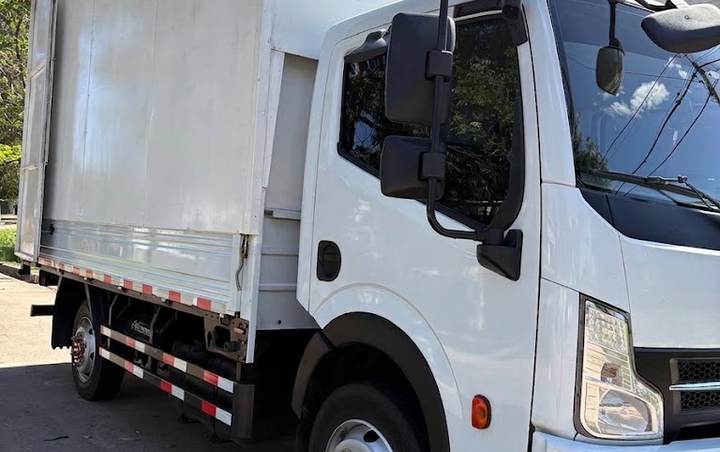 Camión furgón blanco de Soluciones en Fletes estacionado en Montevideo