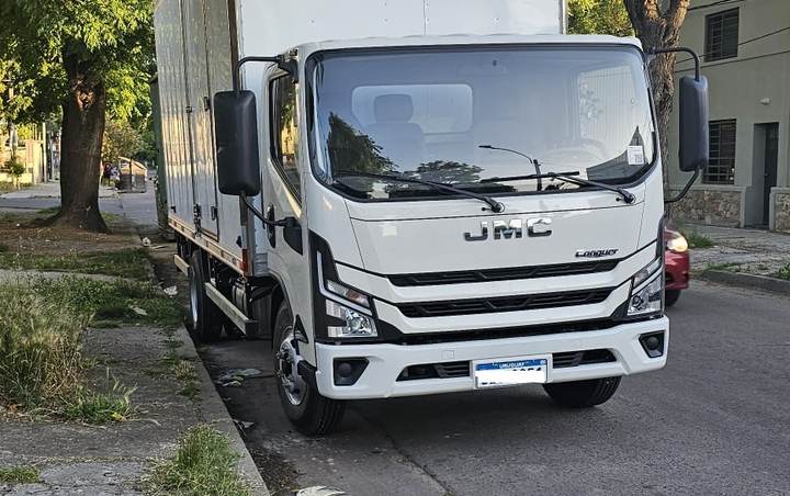 Camión JMC con caja cerrada para mudanzas y fletes
