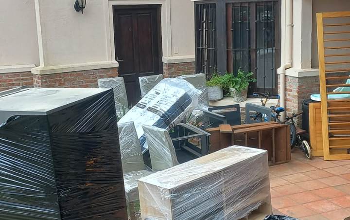 Muebles y electrodomésticos embalados con film listos para la mudanza
